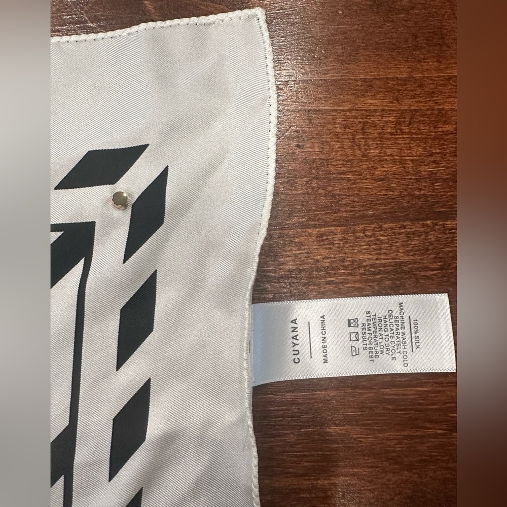 Cuyana 100% silk black and white scarf NWT - Picture 3 of 6